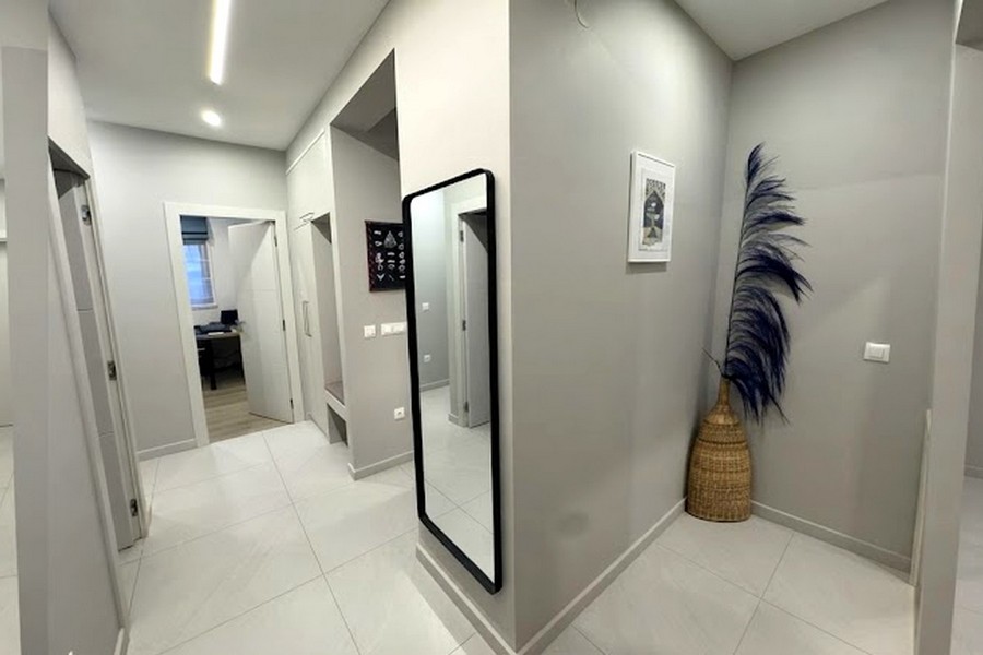 Couloir avec miroir et penderie