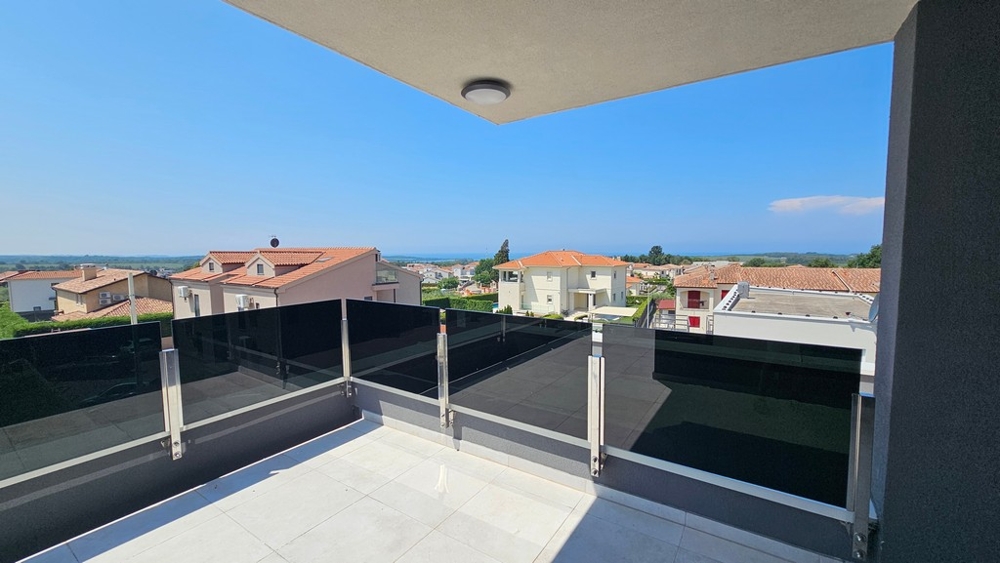 Terrasse couverte avec vue mer de l'appartement neuf à Vabriga