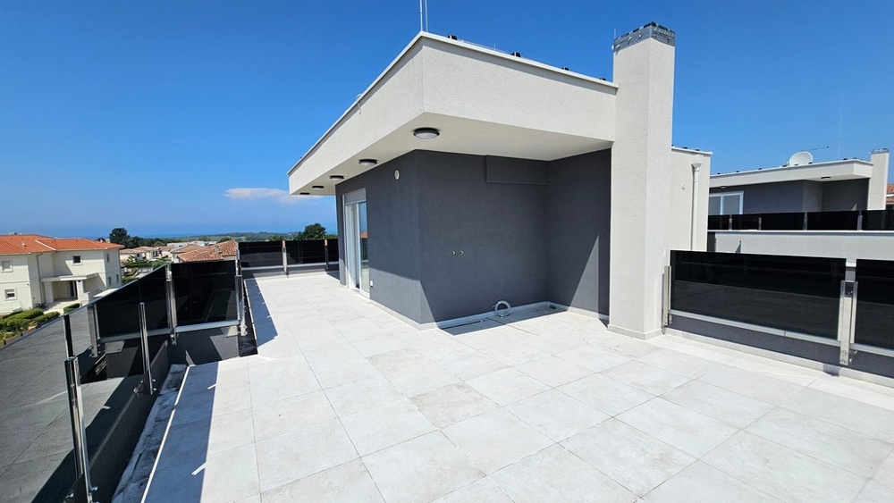 Grand toit-terrasse de l'appartement avec vue vers la mer en Croatie