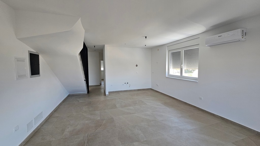Séjour lumineux de l'appartement neuf avec climatisation