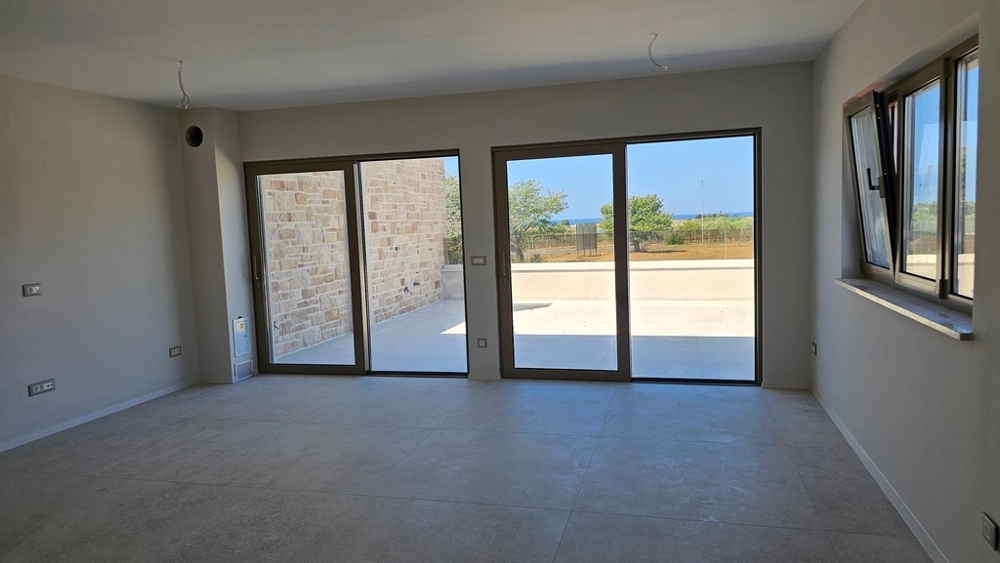 Séjour avec façade vitrée et vue sur la terrasse à Umag Croatie