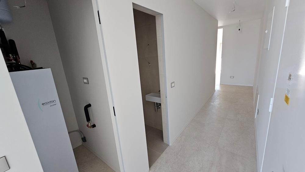 Couloir avec local technique et toilettes