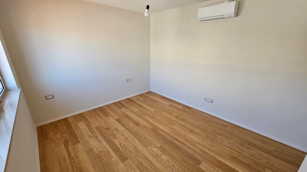Chambre avec parquet en chêne et climatisation