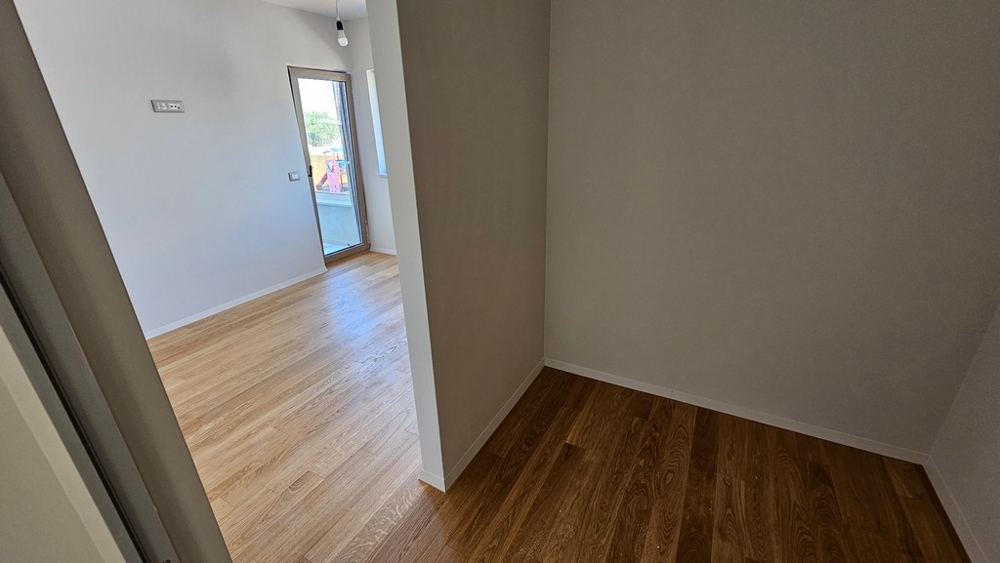 Vue dans une chambre avec parquet