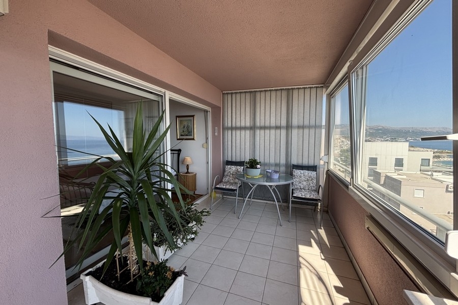Loggia vitrée avec coin salon et plantes