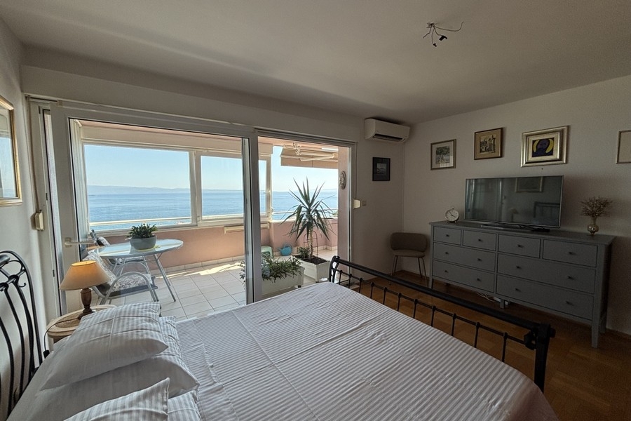 Chambre avec lit double et vue mer