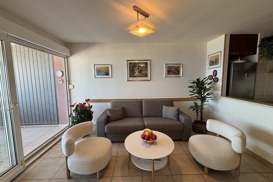 Salon avec canapé et fauteuils
