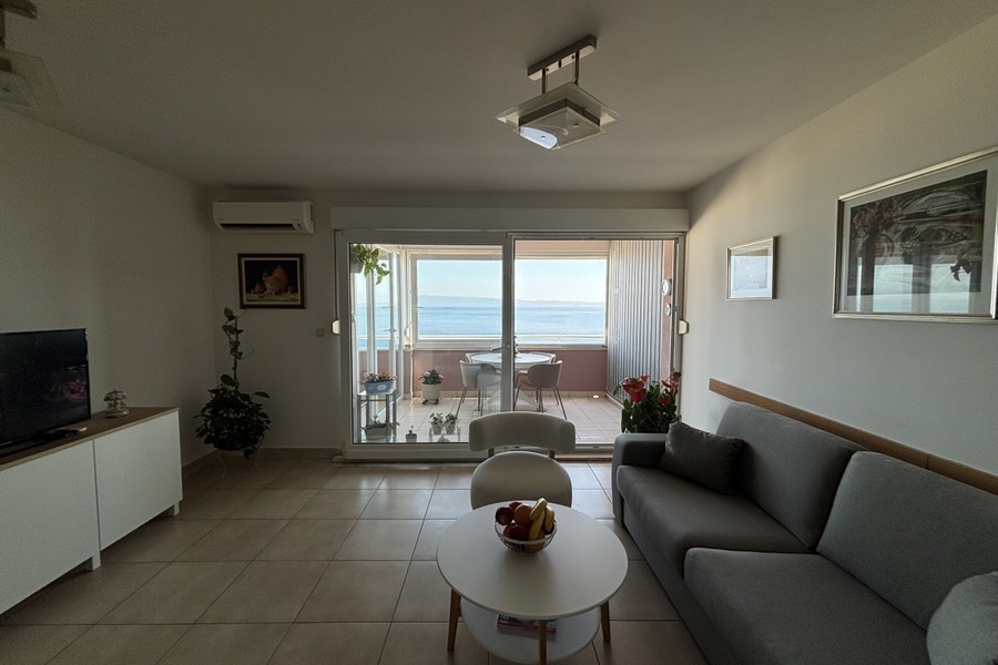 Salon avec accès à la loggia et vue mer
