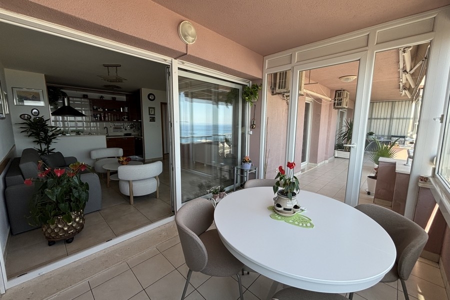 Loggia avec table et vue sur le séjour