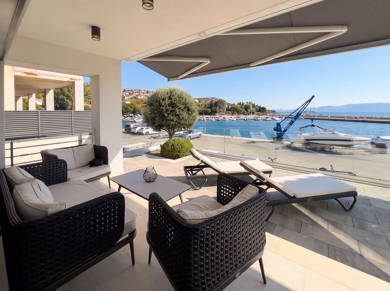 Terrasse avec vue mer de l'appartement du rez-de-chaussée à Klenovica