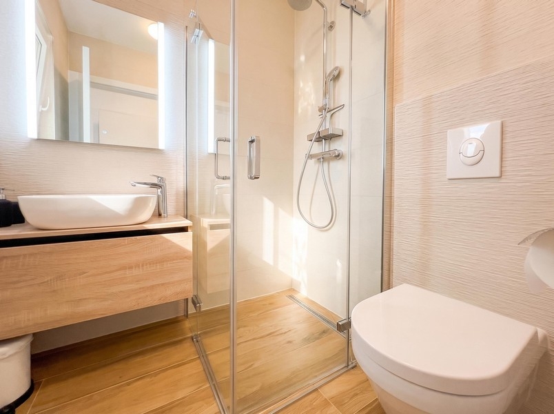 Salle de bains avec meuble vasque et douche en Croatie