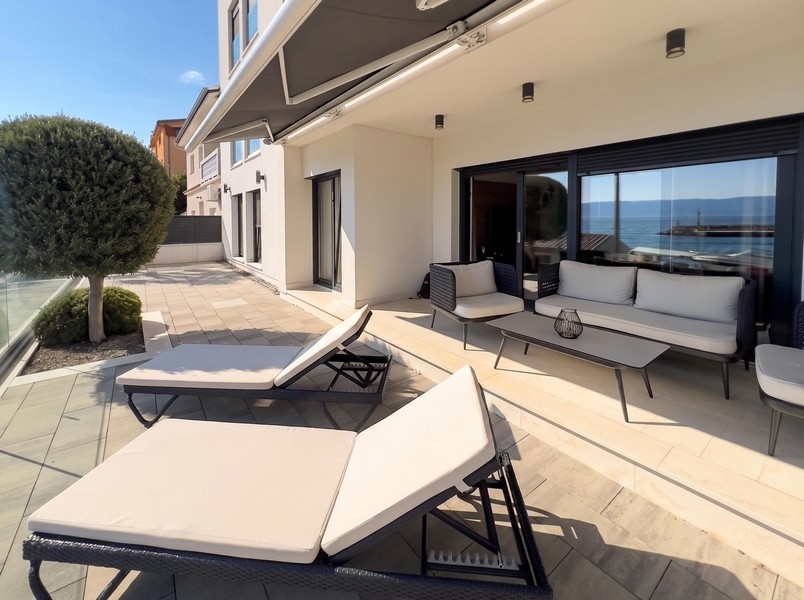 Terrasse solarium avec transats et vue sur la mer en Croatie