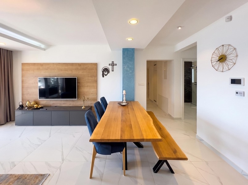 Séjour avec longue table en bois et banc