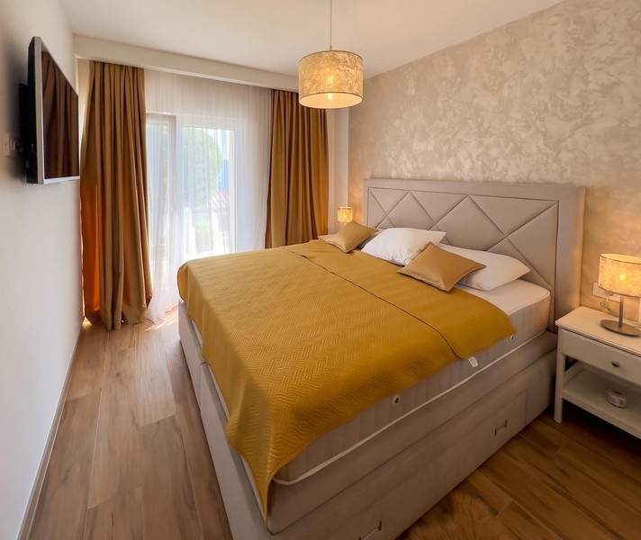 Chambre avec lit double et accès à la terrasse