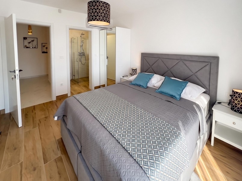 Chambre avec lit double et salle de bains attenante