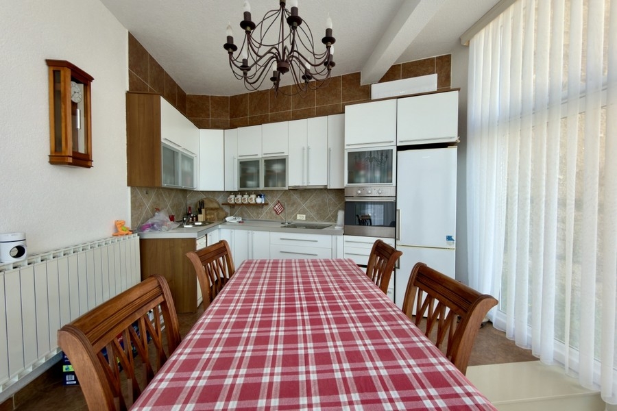 Cuisine avec table et chaises en Croatie