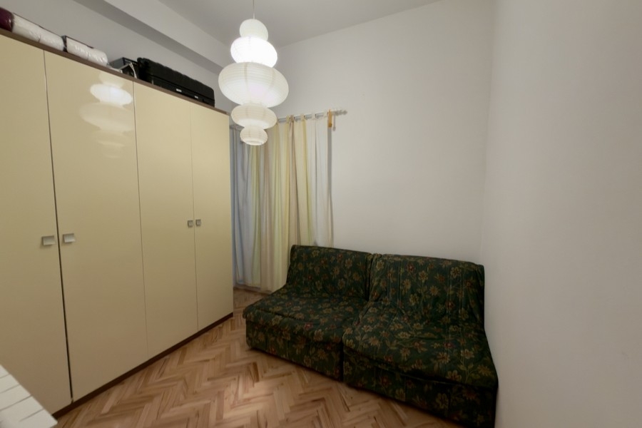 Chambre avec armoire et canapé