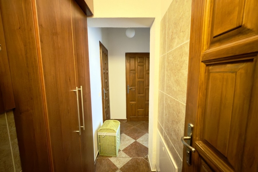 Couloir avec placard intégré et portes de chambres