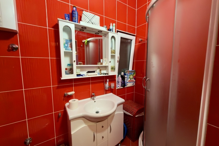 Salle de bains avec douche et lavabo