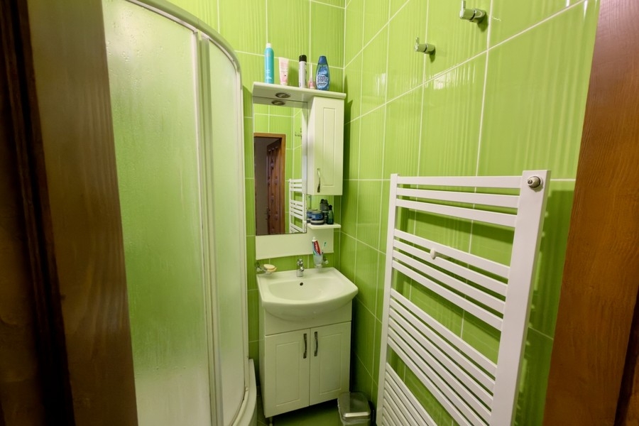 Deuxième salle de bains avec douche