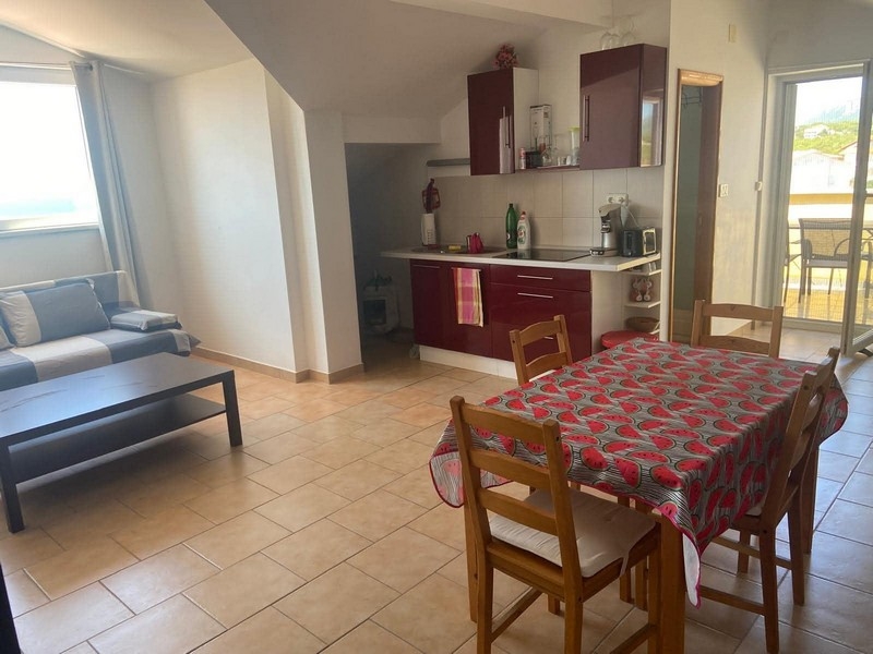 Salon avec canapé et kitchenette