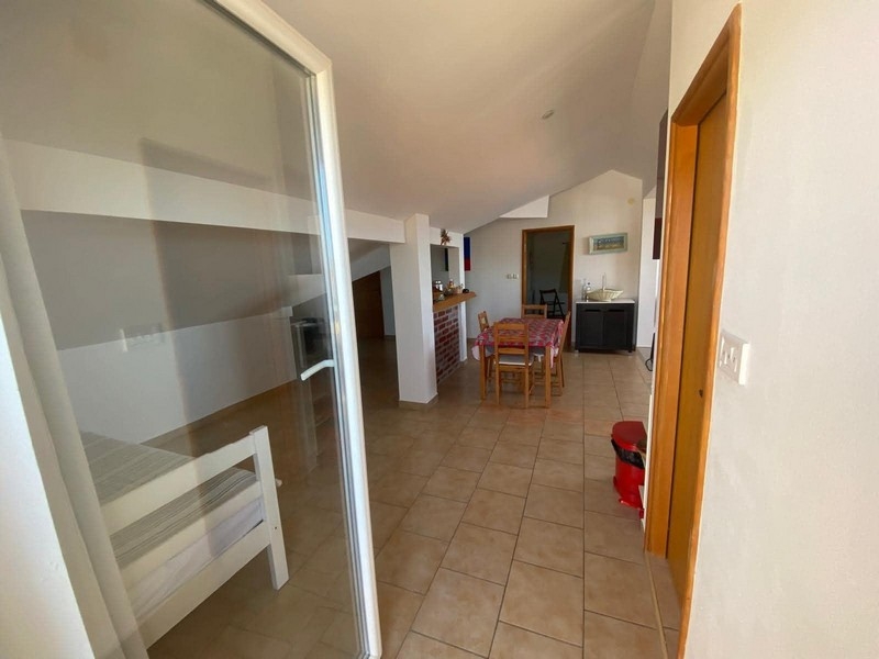 Vue sur le séjour de l'appartement en Croatie