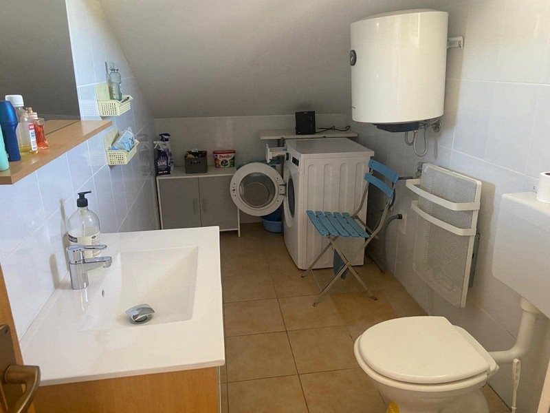 Salle de bains avec lave-linge