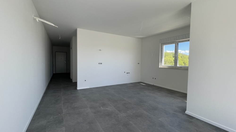 Chambre avec fenêtre et porte donnant sur le balcon, appartement en duplex A4073 à Tribunj