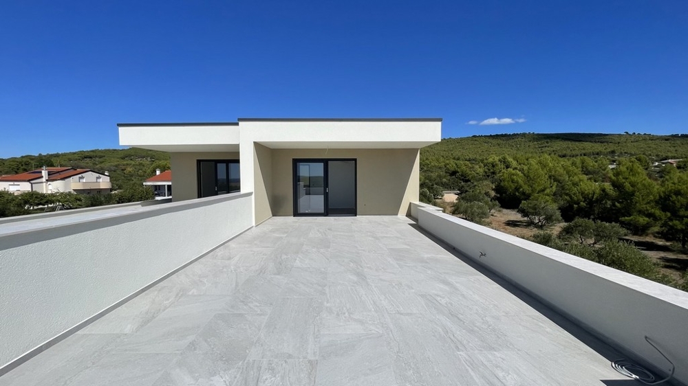 Toit-terrasse avec espace couvert pour la cuisine d'été, appartement en duplex A4073