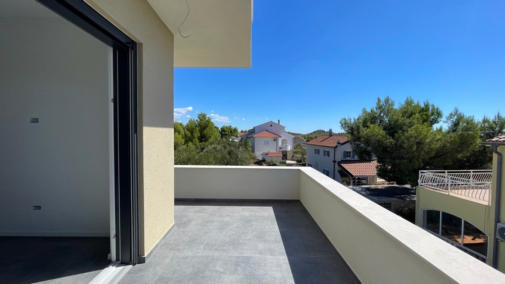 Terrasse couverte au 1er étage avec vue sur la verdure, appartement A4073