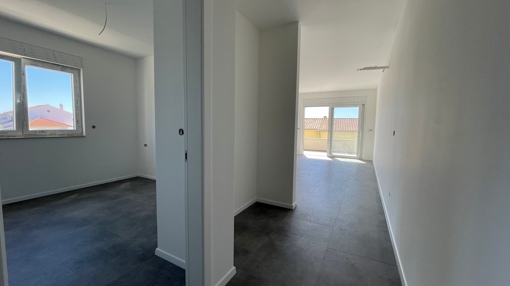 Couloir avec vue sur la salle de bains et le séjour, appartement A4073