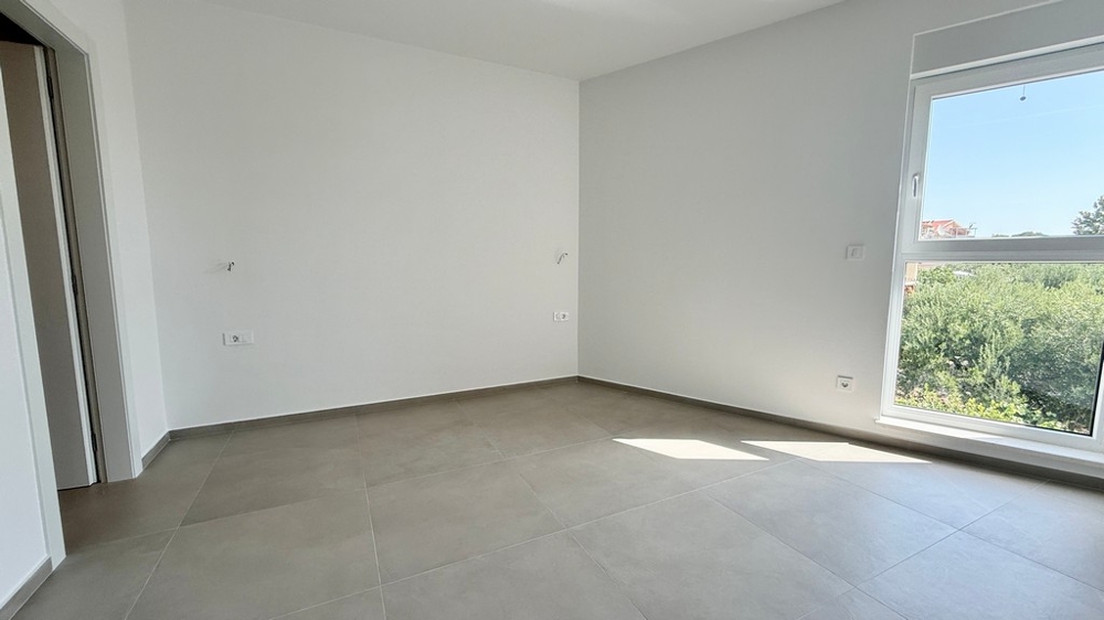Chambre avec deux fenêtres