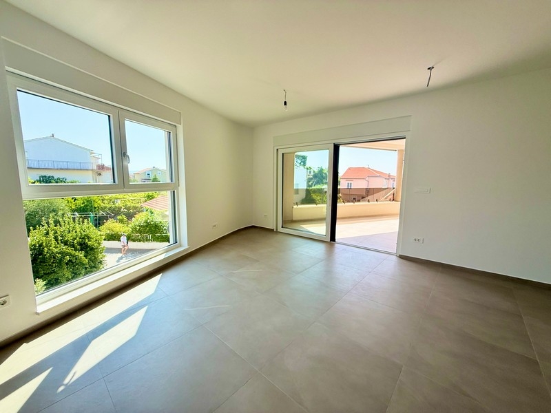 Chambre avec porte donnant sur la terrasse en Croatie