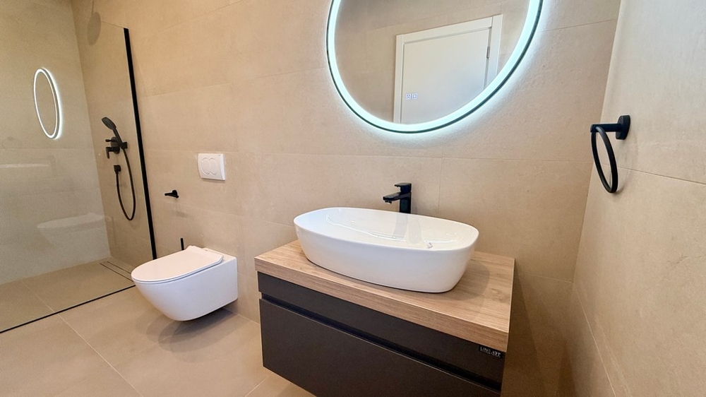Salle de bains avec miroir rond