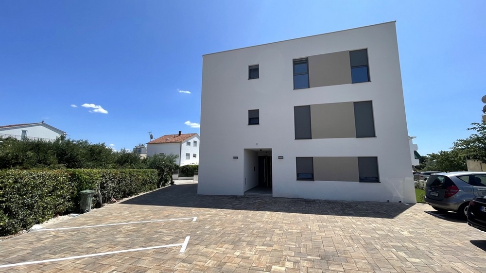 Immeuble avec allée d'accès et place de stationnement en Croatie
