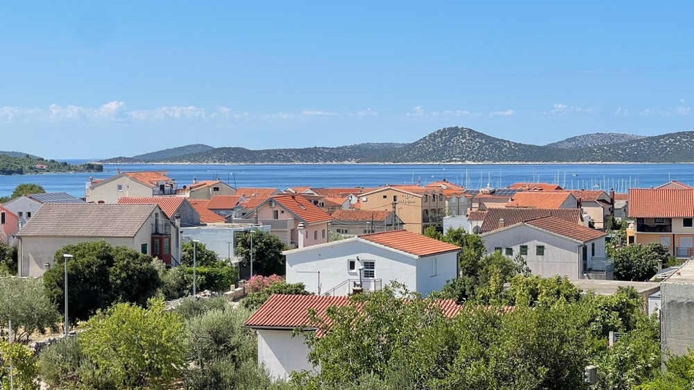 Vue mer par-dessus les toits de Vodice en Croatie