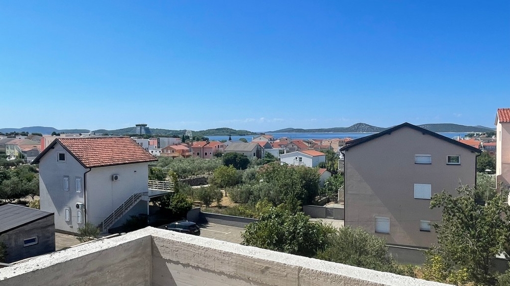Vue depuis la construction neuve sur Vodice en direction de la mer