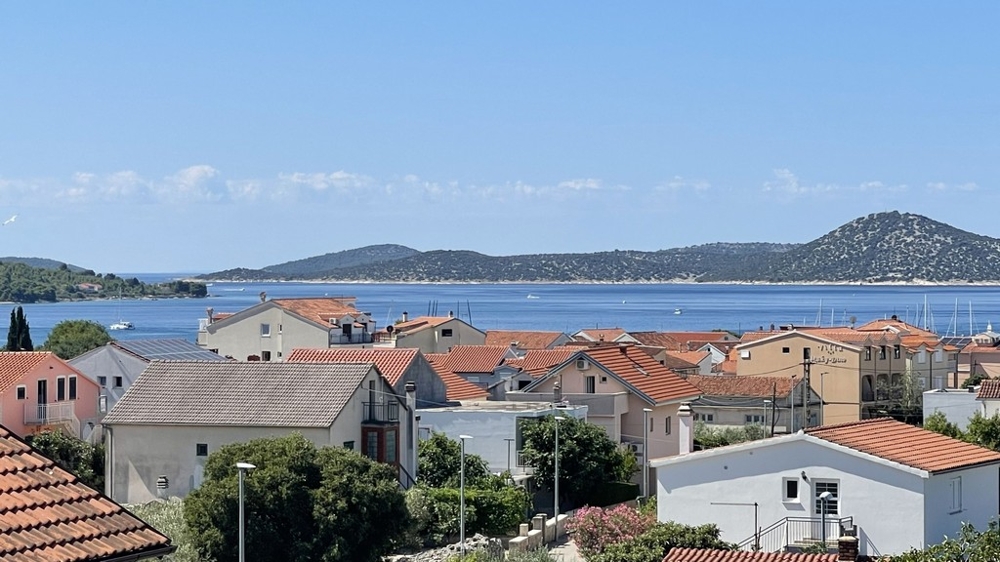 Vue sur la mer et les îles au large près de Vodice