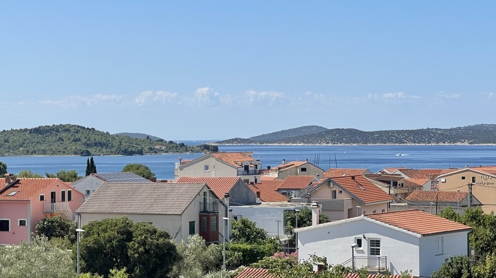 Vue mer avec panorama des îles depuis l'appartement à Vodice Croatie