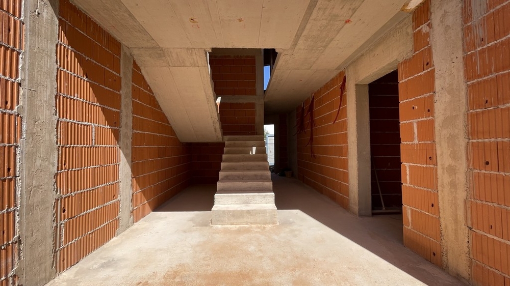 Intérieur du gros œuvre avec montée d'escalier
