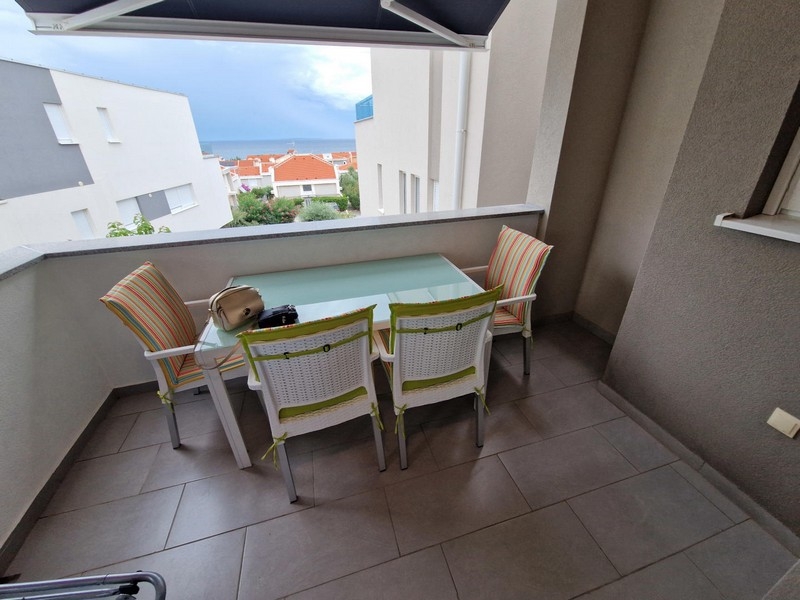 Terrasse couverte avec coin salon et vue mer en Croatie