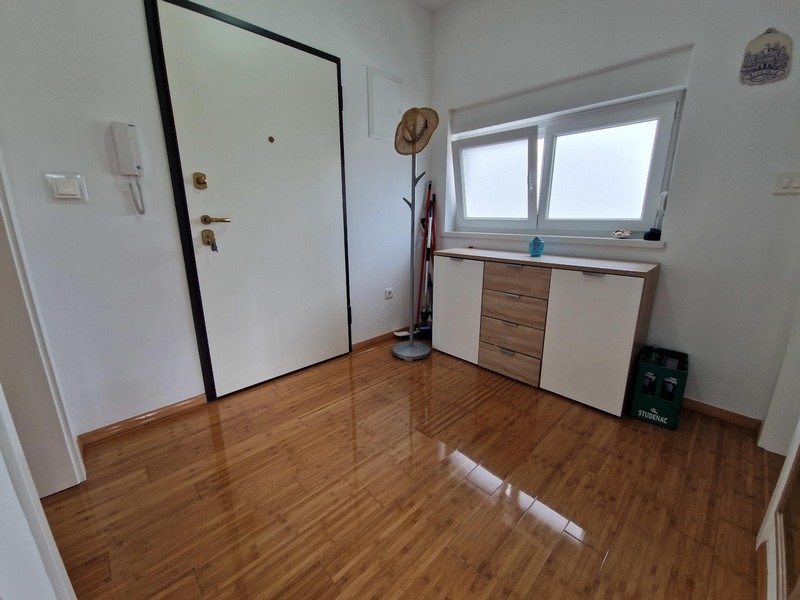 Couloir avec porte d'entrée et buffet