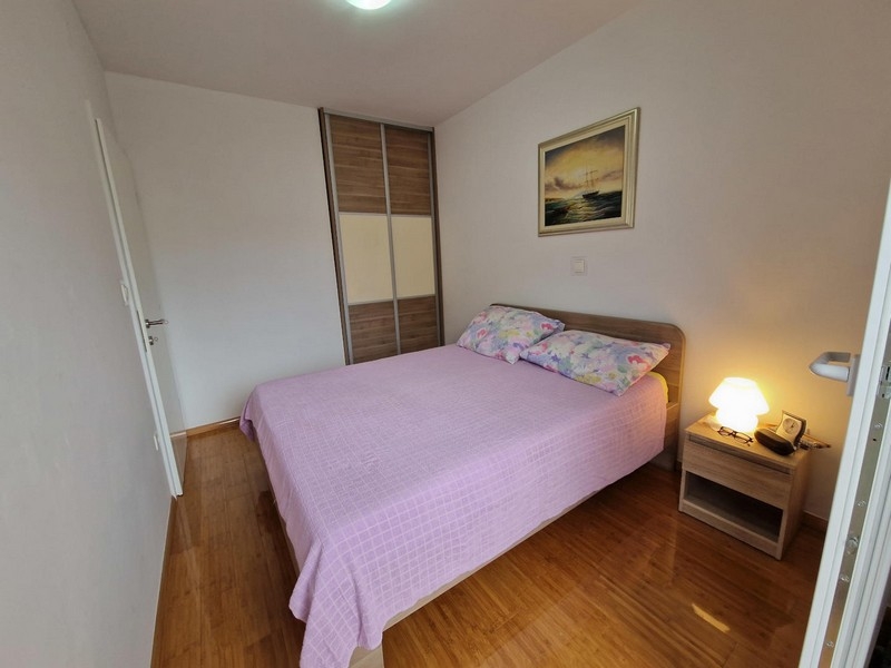 Chambre avec lit double et placard intégré
