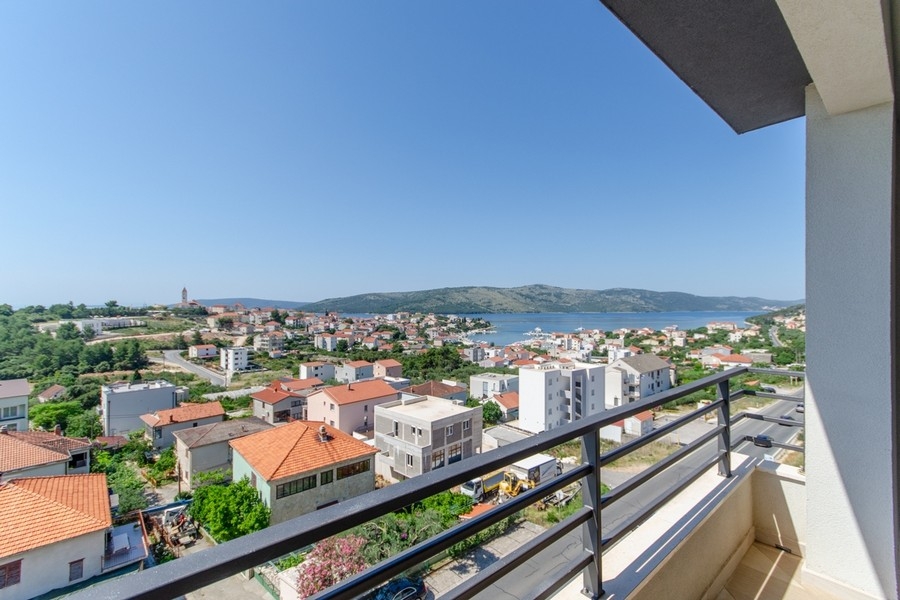 Vue mer depuis la loggia d'un appartement neuf à Seget Vranjica