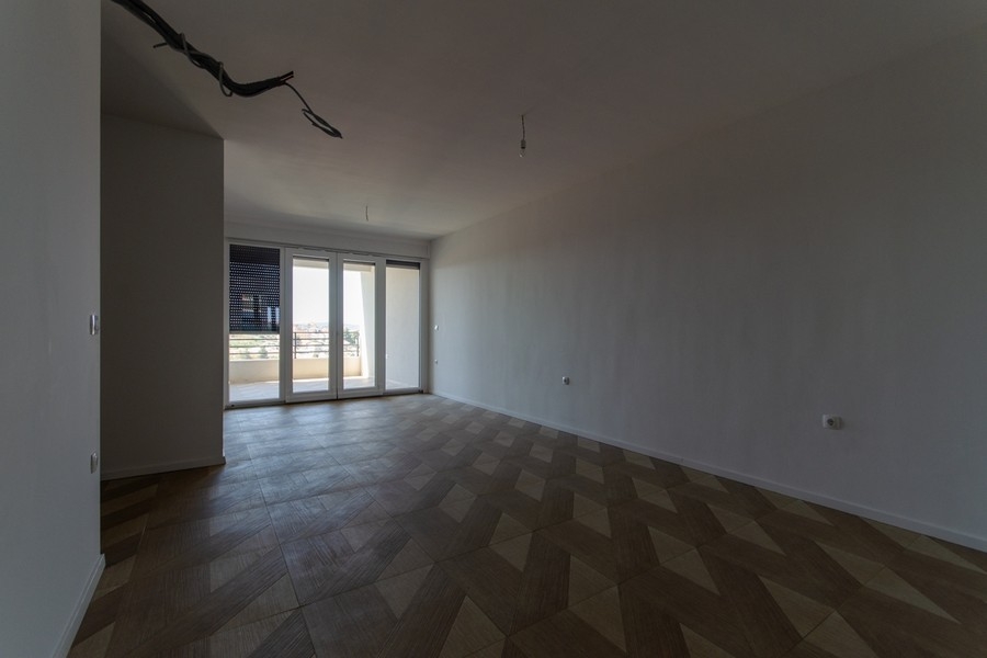Pièce lumineuse avec sol en point de Hongrie dans la construction neuve