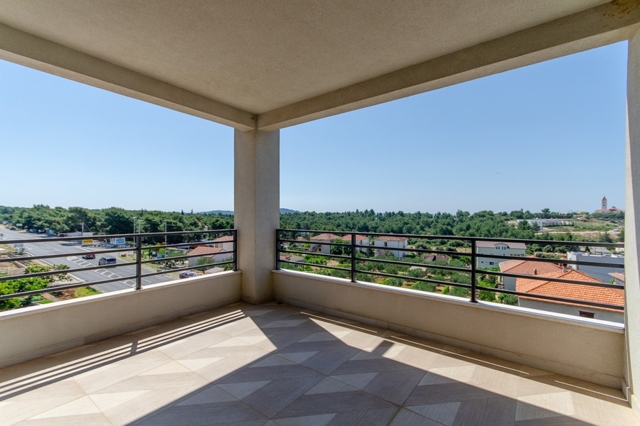 Loggia couverte avec vue sur les toits de Croatie
