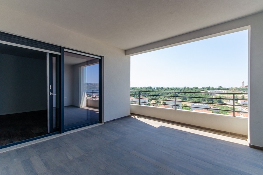 Loggia avec porte coulissante et vue sur la verdure