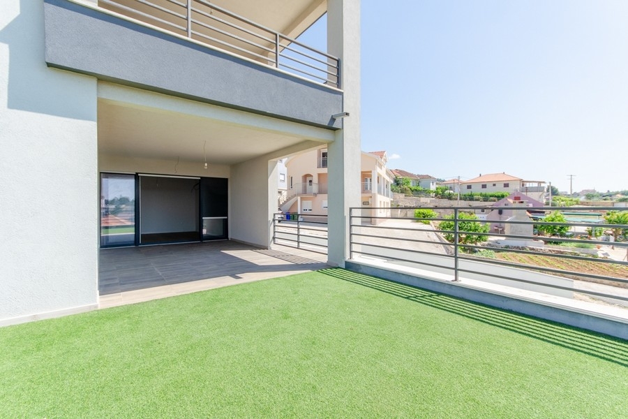 Appartement du rez-de-chaussée avec terrasse et gazon synthétique, Croatie