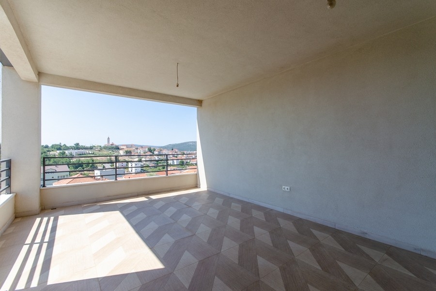 Loggia ensoleillée avec sol en point de Hongrie et vue mer