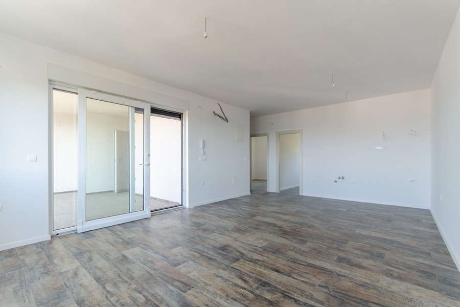 Séjour ouvert dans la construction neuve avec porte coulissante donnant sur la loggia, Croatie